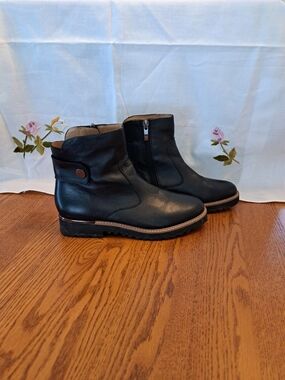 Franko SartoWomens L Chevelle Black Leather Ankle Boots - Zip Closure